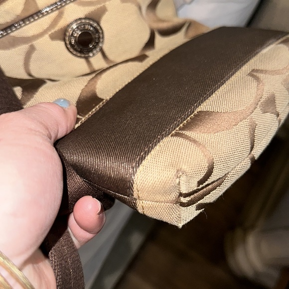 NWOT coach brown signature crossbody with adjustable straps3 big spots nice 👍 - Picture 7 of 13